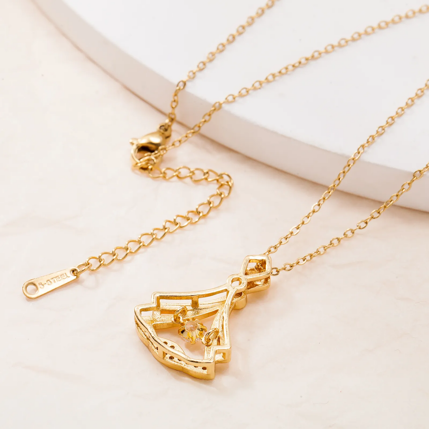 Gold plated fan necklace ➕ Tops 🎁 / قلادة مروحة مطلية بالذهب