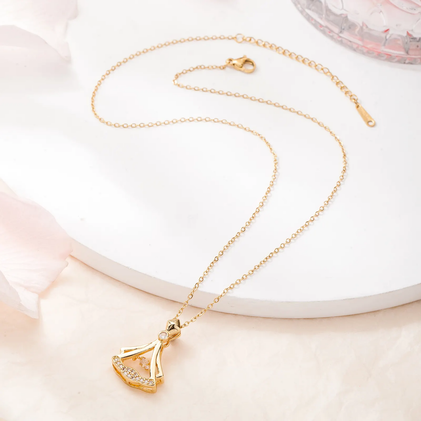Gold plated fan necklace ➕ Tops 🎁 / قلادة مروحة مطلية بالذهب