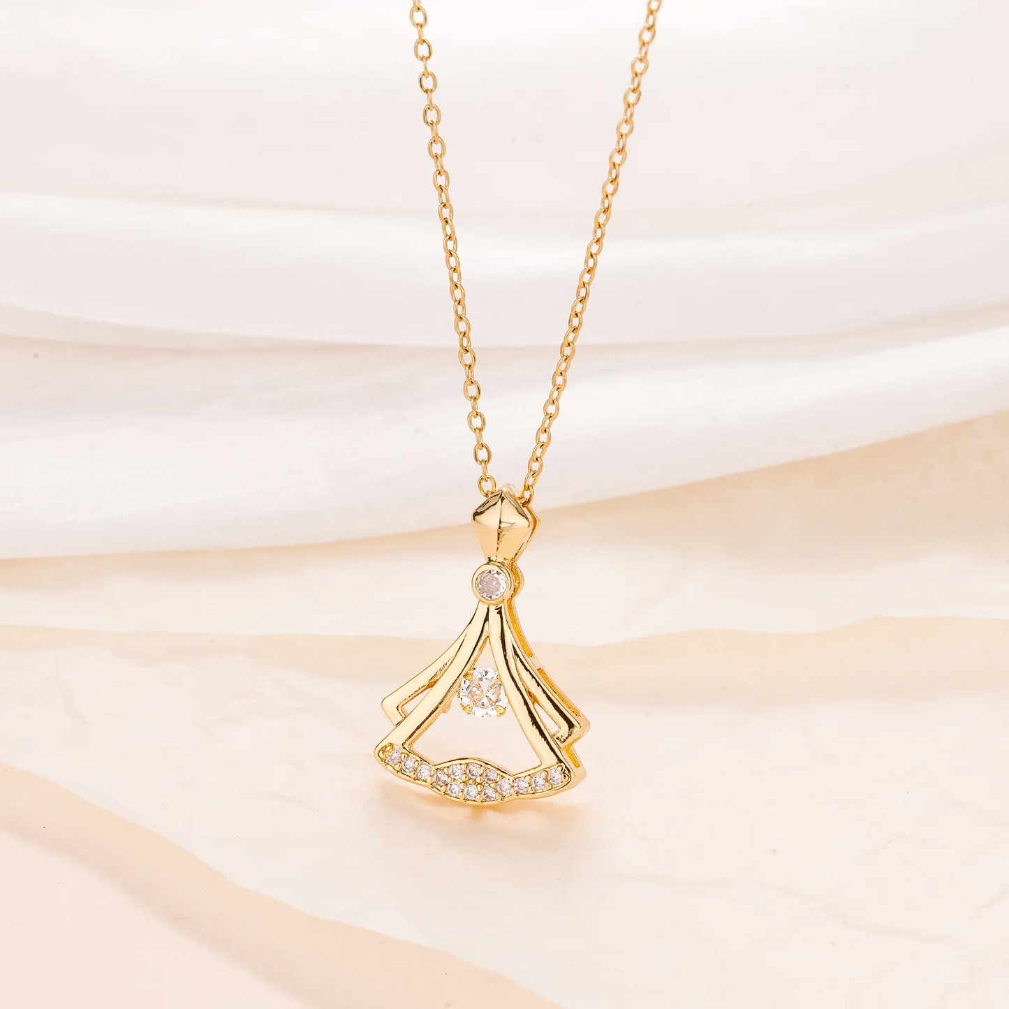 Gold plated fan necklace ➕ Tops 🎁 / قلادة مروحة مطلية بالذهب