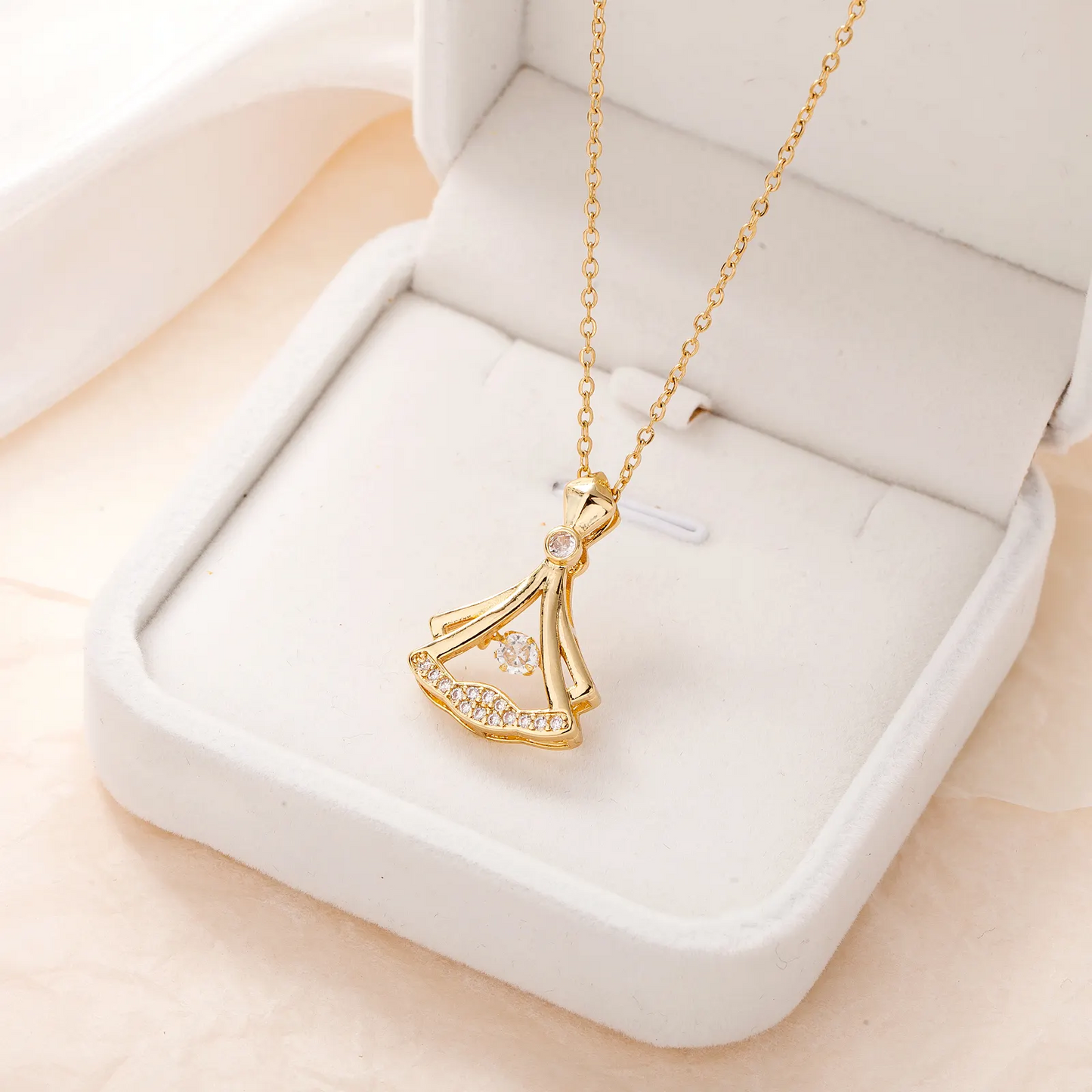 Gold plated fan necklace ➕ Tops 🎁 / قلادة مروحة مطلية بالذهب